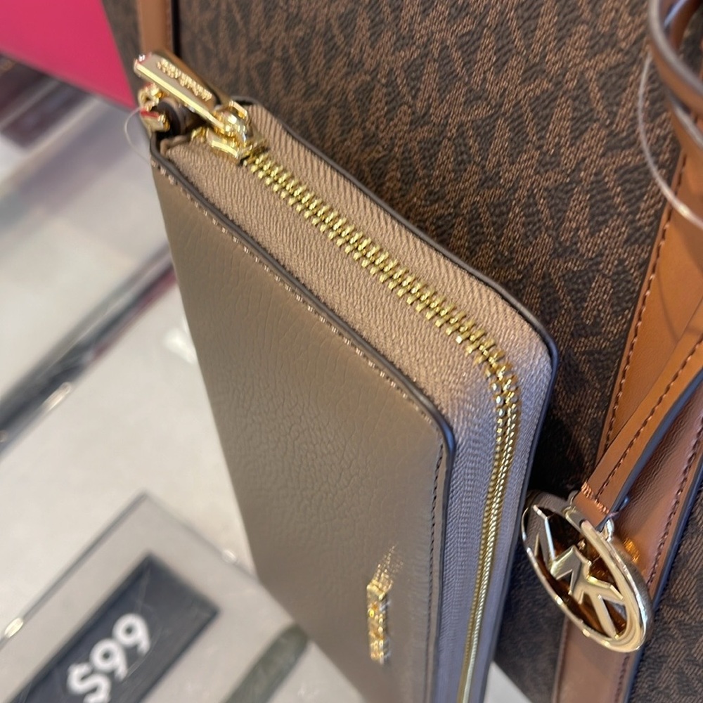 MICHAEL KORS
Leather Continental Wristlet Phone Case Wallet
Dusk
NWT - Picture 4 of 16